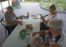 Przejdź do - Zdjęcie%20przedstawia%20Seniorki%20biorące%20udział%20w%20warsztatach%20z%20rękodzieła%20w%20ramach%20projektu%20
