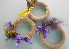 Powiększ zdjęcie Zdjęcie przedstawia efekt pracy końcowej Seniorek tematem warsztatu były wianki w ramach projektu 