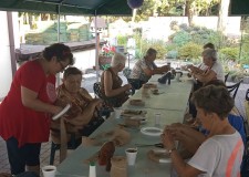 Powiększ zdjęcie Zdjęcie przedstawia Seniorki biorące udział w warsztatach z rękodzieła w ramach projektu 
