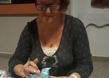 Powiększ zdjęcie Przygotowanie bombek świątecznych przez seniorki.