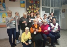 Powiększ zdjęcie Prezentacja rękodzieła przez seniorki.