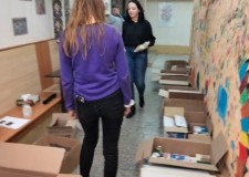 Powiększ zdjęcie Pakowanie artykułów żywnościowych.