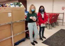 Powiększ zdjęcie Wolontariusze podczas zbiórki  artykułów w sklepie Gram Market.