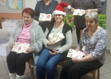 Powiększ zdjęcie Prezentacja rękodzieła przez seniorki.