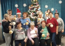 Powiększ zdjęcie Prezentacja rękodzieła przez seniorki.