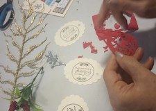 Powiększ zdjęcie Przygotowanie kartek świątecznych.