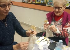 Powiększ zdjęcie Przygotowanie zawieszek na choinkę.