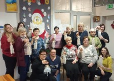 Powiększ zdjęcie Prezentacja rękodzieła przez seniorki.