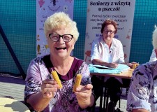 Powiększ zdjęcie Własnoręczne kręcenie świeczek z węzy pszczelej