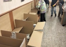 Powiększ zdjęcie Pakowanie artykułów spożywczych do paczek w Klubie Wolontariatu