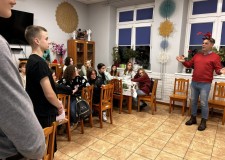 Powiększ zdjęcie Wspólne rozmowy i życzenia
