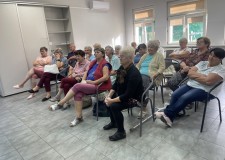 Powiększ zdjęcie Seniorzy biorący udział w pierwszej pomocy przedmedycznej 