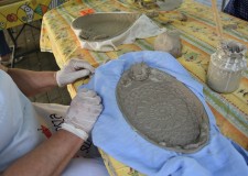 Powiększ zdjęcie Zdjęcieprzedstawia zajęcia z lepiania w glinie w ramach projektu 