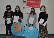 Powiększ zdjęcie nagordzone wolontariuszki w ramach kategorii wolntariat indywidualny.