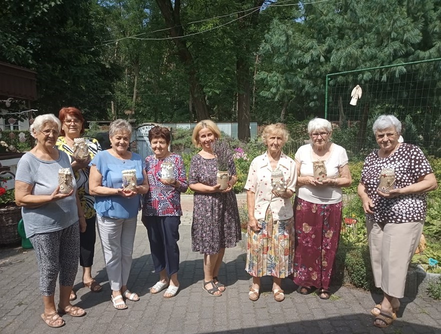 Dekoracyjne słoiki w wykonaniu Seniorek.