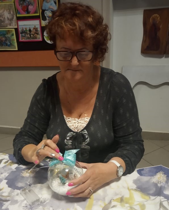 Przygotowanie bombek świątecznych przez seniorki.
