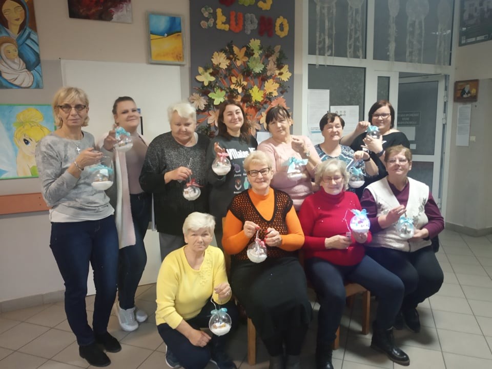 Przygotowanie bombek świątecznych przez seniorki.