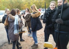 Sprzątanie cmentarza w Słupnie przez wolontariuszy.